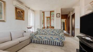 Télévision à écran plat