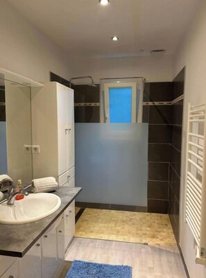 Bruser, hårtørrer, håndklæder, Toiletpapir