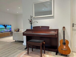 Interior - Quiet house, relaxation, swimming pool and toys! (Roquefort-les-Pins)