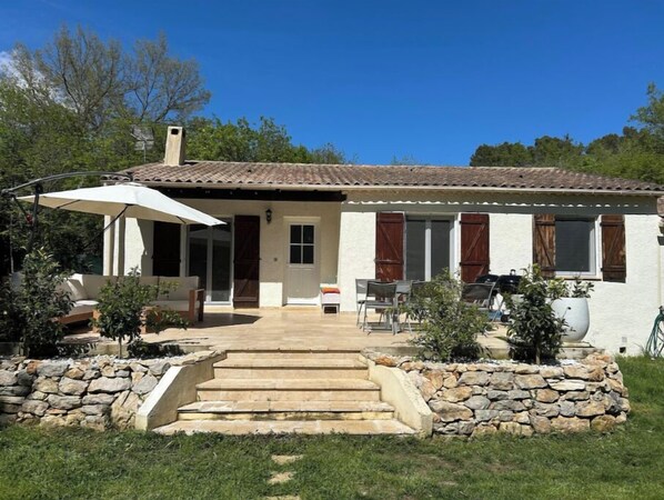 Exterior - Quiet house, relaxation, swimming pool and toys! (Roquefort-les-Pins)