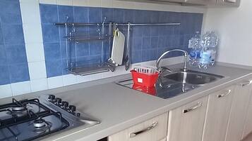 Geladeira, talheres/pratos/utensílios de cozinha