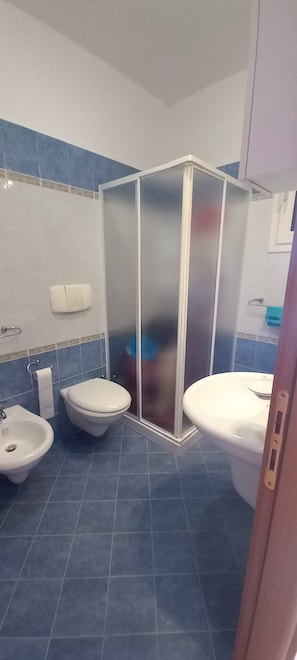 A bathroom with a shower enclosure, two toilets, and a sink. - Holiday Home 'Nicola' with Private Terrace and Air Conditioning (Salve)