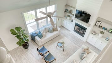 Una televisión, una chimenea, una oficina