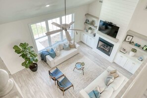 Télévision, cheminée, espaces bureaux