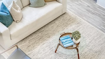 Una televisión, una chimenea, una oficina