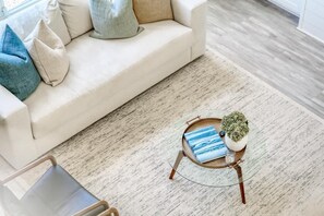 Télévision, cheminée, espaces bureaux