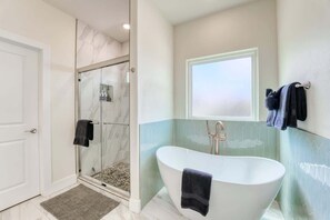 Ducha, secador de pelo y toallas