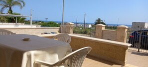 Outdoor dining - Holiday Home 'Villetta Lucy' with Sea View, Private Terrace and Air Conditioning (Salve)