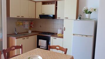 Kühlschrank, Kochgeschirr/Geschirr/Besteck