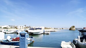 A marina with boats docked, calm water, and a clear sky. - Holiday Home 'Villetta Lucy' with Sea View, Private Terrace and Air Conditioning (Salve)