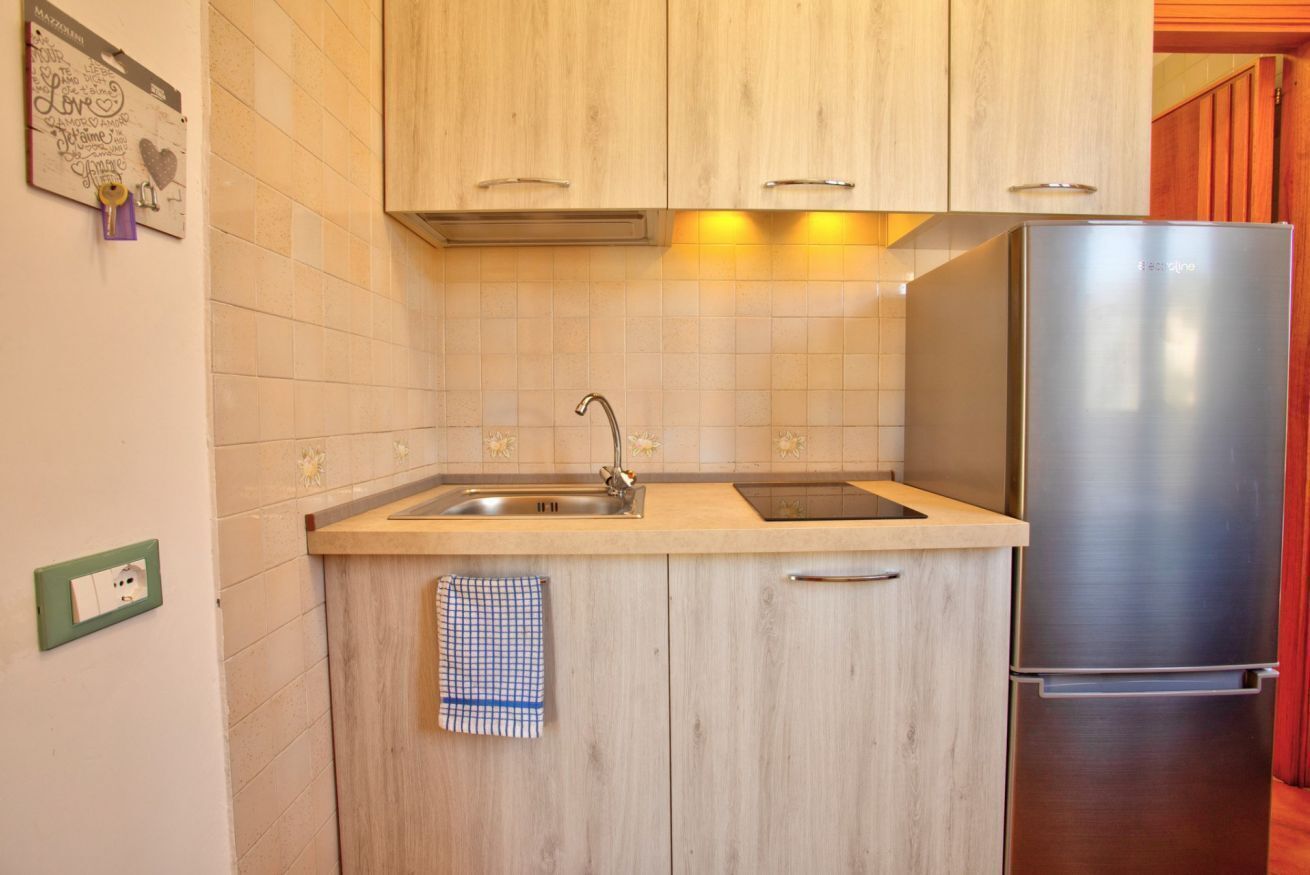 Geladeira, cooktop, talheres/pratos/utensílios de cozinha