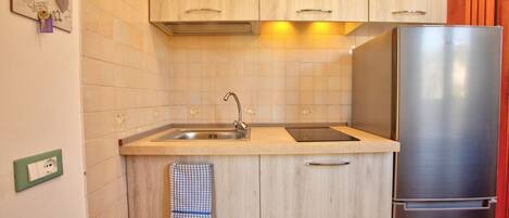 Geladeira, cooktop, talheres/pratos/utensílios de cozinha