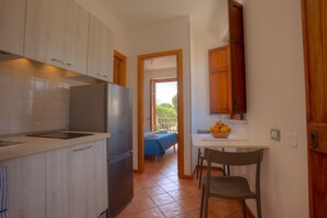 Stovetop, ice maker - GuestHost - Casetta Corallo - Cozy Apartment X2 (San Vito Lo Capo)