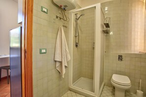 Dusche, Haartrockner, Bidet, Handtücher