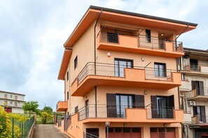 Exterior - Apartment 'Luna Nuova' with Sea View, Wi-Fi and Air Conditioning (Tusa)