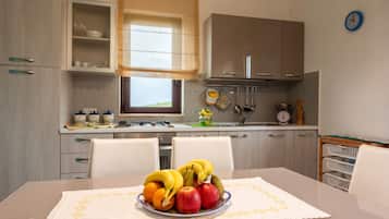 KĂŒhlschrank, Ofen, Herdplatte, Wasserkocher