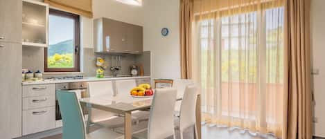 Fridge, oven, stovetop, electric kettle