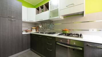 Frigorifero, forno, piano cottura, bollitore elettrico