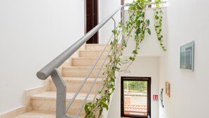 A staircase with metal railings and a view of the outside through a window. - Apartment 'Luna Piena' with Sea View, Wi-Fi and Air Conditioning (Tusa)