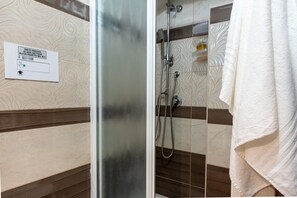 Dusche, Haartrockner, HandtĂŒcher