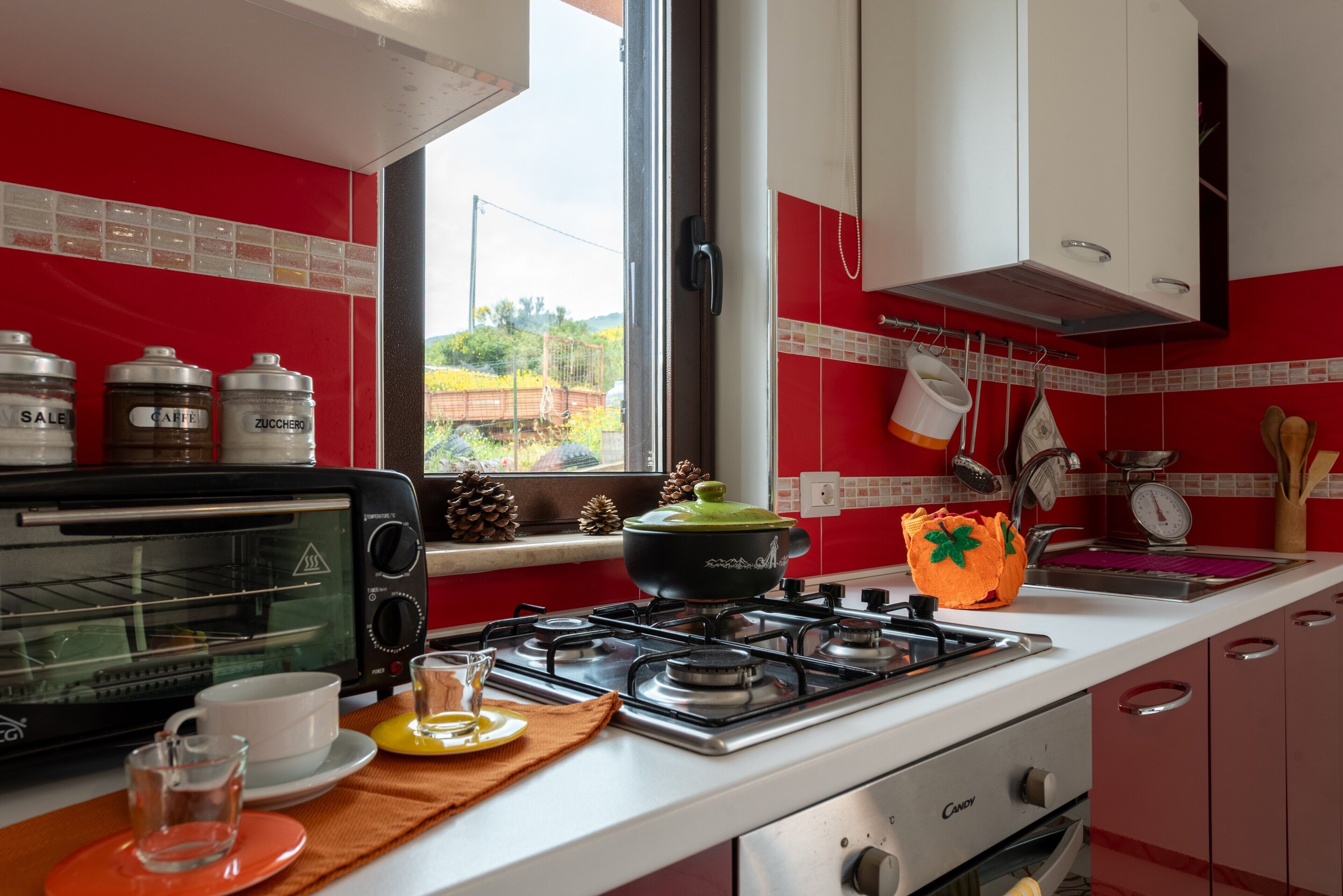 Fridge, oven, stovetop, electric kettle