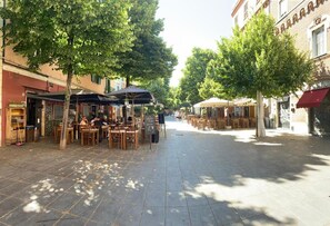 تناول الطعام بالخارج