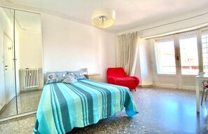 1 غرفة نوم ومكواة/لوح كي وخدمة الإنترنت وملاءات أسرّة