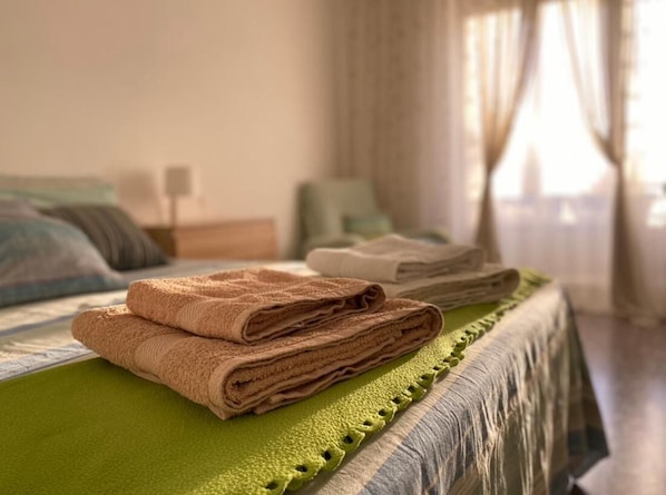 1 habitación, tabla de planchar con plancha, internet y ropa de cama