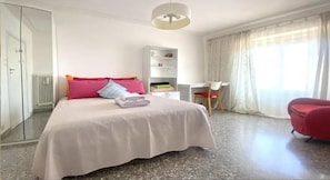 1 chambre, fer et planche à repasser, accès Internet, draps fournis
