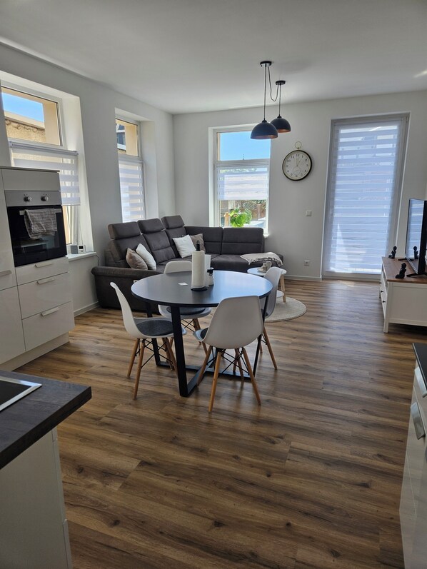 Dining - Apartment Ramona - cozy, with a perfect mix of comfort, central & quiet location (Sonneberg)