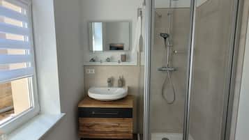 Dusche, Haartrockner, Handtücher, Seife