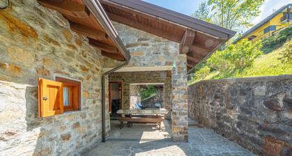 Ferienhaus 'La Rosa Bianca' mit Bergblick, privater Terrasse und WLAN