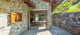 Ferienhaus 'La Rosa Bianca' mit Bergblick, privater Terrasse und WLAN