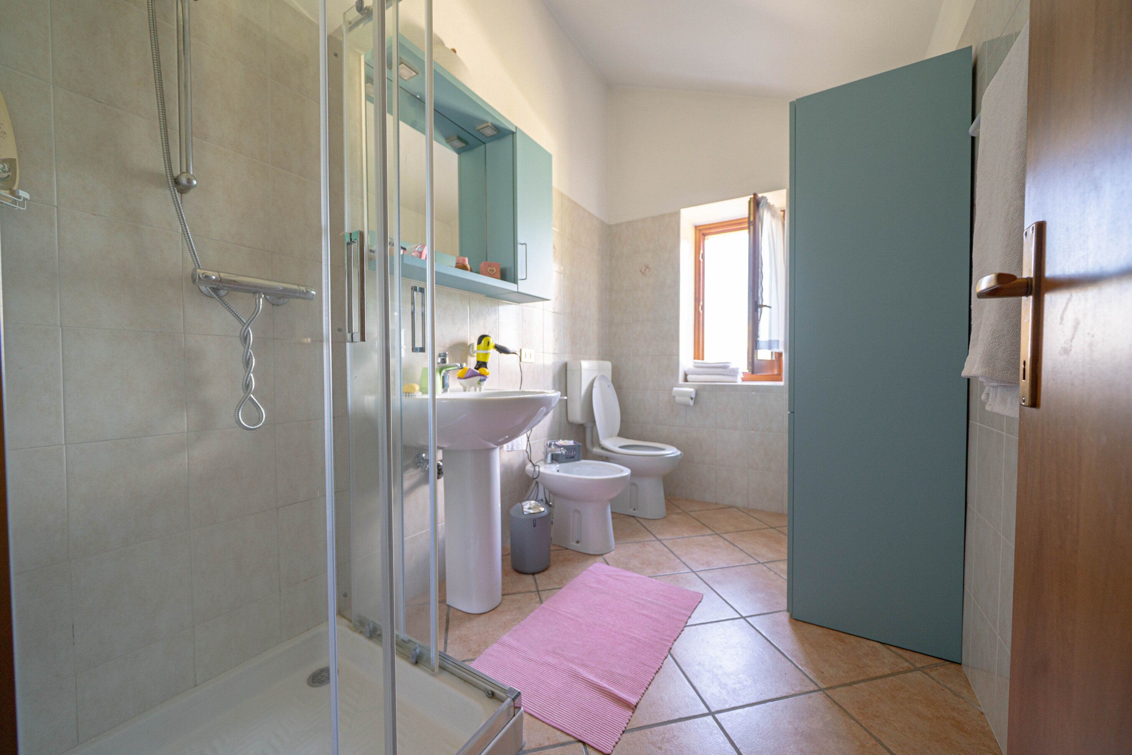Dusche, kostenlose Toilettenartikel, Haartrockner, Handtücher