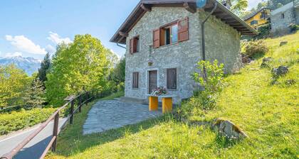 Ferienhaus 'La Rosa Bianca' mit Bergblick, privater Terrasse und WLAN