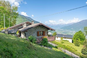 Exterior - Holiday Home 'La Rosa Bianca' with Mountain View, Private Terrace and Wi-Fi (Morbegno)
