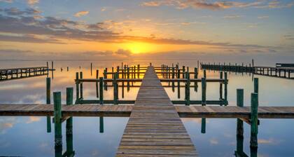 Sleeps 31 | 2 Homes w/ Boat Dock + Waterfront Pool | Laguna Village Getaway