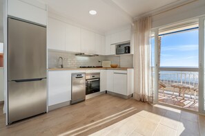 Kylskåp, mikrovågsugn, ugn och spishäll