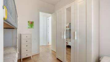 2 slaapkamers, een strijkplank/strijkijzer, gratis wifi, beddengoed