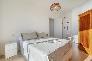 2 slaapkamers, een strijkplank/strijkijzer, gratis wifi, beddengoed