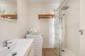 Douche, sèche-cheveux, serviettes fournies