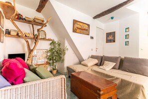 TV - GuestHost - Altomare-Charming Flat in Cinque Terre (Riomaggiore)