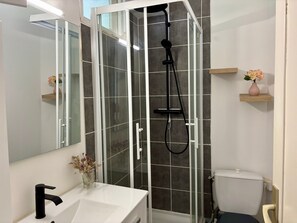 Shower, towels - Apartment 'Ty Foch' with Wi-Fi (Lorient)