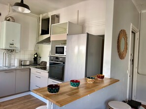 Kühlschrank, Mikrowelle, Ofen, Herdplatte