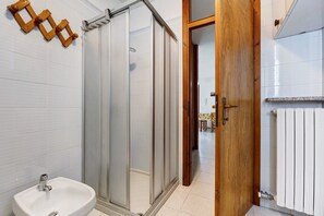 Shower, hair dryer, towels - Apartment 'Panorama' with Lake View, Wi-Fi and Air Conditioning (Brenzone sul Garda)