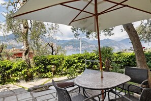 Outdoor dining - Apartment 'Panorama' with Lake View, Wi-Fi and Air Conditioning (Brenzone sul Garda)