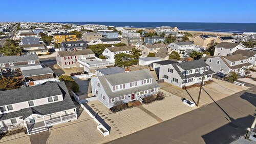 OCEAN BLOCK single family home. Close to the Beach!