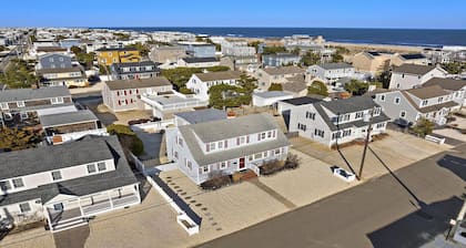 OCEAN BLOCK single family home. Close to the Beach!
