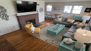 Smart TV, fireplace, table tennis - OCEAN BLOCK single family home. Close to the Beach! (The Dunes)