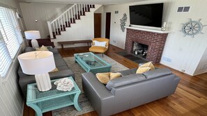 Smart TV, fireplace, table tennis - OCEAN BLOCK single family home. Close to the Beach! (The Dunes)